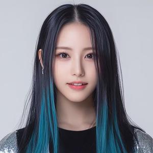 Yuri尤栗头像中的蓝色挑染长发虚拟歌手