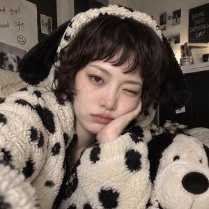 周又又账号头像中的短发女性角色