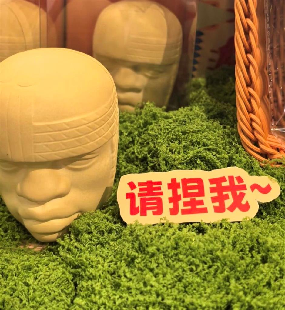 展售现场的真实捏捏产品图，原图带有体验提示。